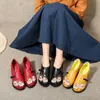 Kinesisk folkstil utsökta broderi pumpar kvinnor skor äkta läder tjock häl 5cm rund tå elegant kvinna klänning