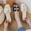 Web Celebrity Perlen-Slipper für Damen mit niedrigem Absatz, Oberbekleidung, Sommer 2021, vielseitige modische rutschfeste Sandalen