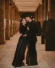 Czarne sukienki balowe długie rękawy Deep V-deck z boku rozdzielni długość podłogi satynowa aksamit A Saudyjska formalna impreza wieczorna sukienki 2022