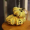Murakami Yayoi Kusama le même halloween citrouille oreiller en peluche de décoration de décoration.