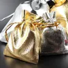 Cadeau cadeau 50 pcs / lot trois tailles de haute qualité or argent cordon organza bijoux pochette sac de mariage de Noël