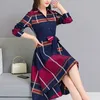 Femmes Robe Plus Taille Robes élégantes Casual Plaid A-Line Full Office Lady Bow Turn-Down Collier Dames Robe 3401 50 210527