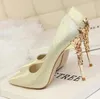 Femmes Heels Metal Stiletto Femme Pumes Sexy High Heel Heel Mesdames pointues Mariage Mariage Chaussures de mariée Rouge Blanc Blanc