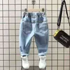 Baby Boys Byxor Kids Jeans Barnflickor Cartoon Print Denim Trousers 2 3 4 5 6 7 8 år Vår Höst 2022 Nya barns jeans G1220