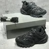2023 Triple S Designer Casual Shoes 3.0 Mens Women увеличивают винтажные туфли для папы толстые нижние кроссовки Черно -серого серого. Отражающая открытая квартира увеличивает тренеры