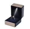 Biżuteria Pudełko z LED Light Dla Zaręczyny Obrączki Case Festiwal Urodziny Biżuteria Pierścień Naszyjnik Wyświetlacz Pudełka Prezent SN3089