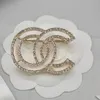 Classique Marque De Mode Designer Design Double Lettre Or Cryatal Broche Femmes Perle Strass Broche Costume Laple Pin Mode Jewel254R