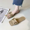 TX002 Personnalité de la mode d'été tête carrée sandales pour femmes pantoufles en cuir PU + métal pour l'extérieur portant des tongs à fond plat livraison directe