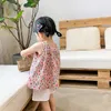 夏のかわいい赤ちゃんの女の子の花のノースリーブベストTシャツ1-6歳の子供綿の薄いサスペンダーティートップス210615