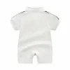 Nyfödda babyflickor och pojke kort ärm nyår bomullskläder designer varumärke brev tryck spädbarn baby romper barn pajamas1358355