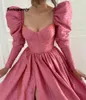 Roze Peals Beaded Avondjurken Lange Mouwen en Split Open Rok Party Town Taffeta Puffy Prom Dress Vestidos Robe de Soiree