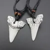 Europa Imitatie Yak Bone Carving Shark Tand Charm Hanger Hout Kralen Ketting Amulet Gift