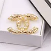 Korean Simple Small Sweet Wind C Designers Pearl Brooch Women Rhinestone Letters Brooches Suit Pin Fashion Jewelry Clothing Decoration High Quality Accessories