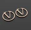 Europa Amerika Mode Style Lady Kvinnor Guld / Silverfärg Hårdvara Graverade V Initialer Hollow Out Hooped Earrings M64288