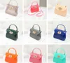 Handväskor designer gelé handväskor flickor varumärke godis färg glitter pvc prinsessan väska mode axelväska crossbody väskor förvaring väska