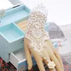 Guanti da sposa neri 2022 Fatti a mano Sposa da sposa Bracciale con nastro di pizzo rosa bianca Set di anelli regolabili Guanto da schiavo Lady Party Abiti da cerimonia Burlesque senza dita