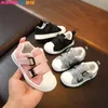 おしゃれな幼児の赤ちゃんキッズシューズの男の子の女の子のトレーニング子供の靴スニーカー包帯スポーツテニス乳児の少女の靴210713
