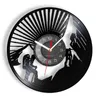 マウンテンクライミングサイレントメカニズムモダンな壁掛け時計登山家の装飾ハイキングビニールアルバムレコードクロッククライマーギフトH1230