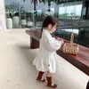 Ny 2021 Spring Baby Girls Vit Drpuff Ärme Solid Färg Ruffles Koreanska Stil Kids Casual Dresses X0803