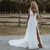 2021 Boho Beach Lace Bröllopsklänningar Sexiga Side High Split Spaghetti Straps Lång Brudklänningar Djup V-Neck Bohemian Bride Dress