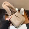 Sac à bandoulière avec poignée en peluche moelleuse Sac à main contracté universel quatre saisons Sacs à bandoulière pour femmes en cuir PU souple 3 couleurs