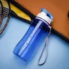 ロープ560mlポータブルスポーツのプラスチック製の水のボトルボトル男性女性屋外キャンプハイキングタンブラー