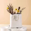 북유럽 창조적 인 쇼핑 바구니 세라믹 꽃병 가방 장식 간단한 말린 꽃꽂이 꽃병 테이블 장식 211103