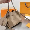 Hink väska kvinnor dragsko handväska kalv läder perforerad brev blomma axelväskor med rund myntväska Justera avtagbar band silver-färg hårdvara