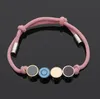 Europe Amérique Mode Style Hommes Dame Femmes Titane Acier Couleur Corde Bracelet Avec Émail Gravé V Initiales Fleur Quatre Charme 7282P