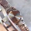 Ultra Thin Women Luxury Watch 28 mm en acier inoxydable Case argenté Quartz Mouvement Fashion Classic Bee Matchs Watchs Woman Designer5663322