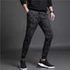 Män joggare hip hop harem streetwear byxor band brev broderi casual byxor populära rosa lastbyxor y0927