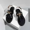 2021 kvinnor tofs metall thong sandaler kvinnliga spänne casual platta damer sy sommar skor kvinna komfort skor plus storlek y0721