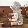 Babyflickor Kläder Sommar Sunsuit Cherry Print Princess Rompers + Hat 2pcs Set Spädbarn Outfit Jumpsuit 210429