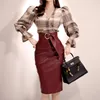 ツーピースドレスオフィスレディー秋のファッションvネック長袖プリントシャツとPUレザーペンシルスカートスーツ女性2個セット210603