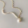 Halsketten LOVOACC Dainty Natutal Unregelmäßige Süßwasserperlenhalsketten für Frauen Goldene Gliederkette Asymmetischer Knebelverschluss-Choker-Halskette