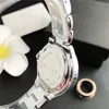Marke Uhren Frauen Mädchen Kristall Große Buchstaben Stil Stahlband Quarz-Armbanduhr M90