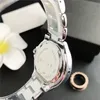 Orologi di marca Orologio da polso al quarzo con cinturino in acciaio stile grandi lettere in cristallo da donna ragazza M90