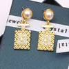 Orecchini di design placcati oro 18 carati Designer di orecchini a bottone di marca Geometria Lettere Donne Strass di cristallo Orecchino di perla Festa di nozze J4590670