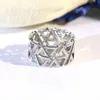 Europa America Moda Mężczyźni Lady Kobiety Pierścionki Stal Tytanium Hollow Out Full V inicjały Ustawienia Diament Szeroki Volt Mesh Ring Q9O69A 3 Kolor Rozmiar US5-US10