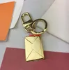 Hochwertiger goldfarbener Schlüsselanhänger mit Buchstaben, senden Sie ihn wie abgebildet in einer Geschenkbox. Personalisierter Schlüsselanhänger, schlichter, modischer Charm-Schlüsselanhänger für das beste Geschenk