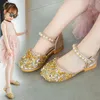 Sandaler Tjejer Solid Rhinestone Princess 2022 Kids Fashion Prom med pärlor Vacker lågklackad väska Heel Children Dress Shoes