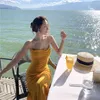 夏の女性の日の出黄色の背中のセクシーなビーチのドレスVネックホリデー分割スパゲッティストラップフェムミー210514
