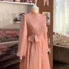 Perles élégantes en mousseline de soie rose robes de soirée formelles musulmanes col haut manches longues plis caftan marocain robes d'occasion spéciale une ligne arabe robe de bal de Dubaï