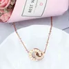 Collier pendentif cercle à emboîtement en or rose avec chiffres romains simples et zircone cubique