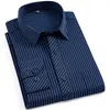 Artı Boyutu Erkekler Çizgili Elbise Gömlek Demir Yok Resmi Moda Sosyal Uzun Kollu Iş Akıllı Rahat Gömlek Düzenli Fit 5XL 6XL 210708