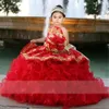 Gold bestickte Quinceanera-Kleider, Mini-Kleider für kleine Kleinkinder, große Schleife, Ballkleid, Rüschen, Diamanten, Spaghetti, trägerlos, Festzug, Blumenmuster, Gir2327