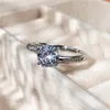 Wedding Rings Huitan Delikat Ring Kvinnor Högkvalitativ Silver Plated Brilliant Crystal Cubic Zirconia Mode Contracted Design Smycken