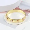 Bangle Simple Crystal Stone Nit Logo Połączone złoto, aby otworzyć bransoletkę z szeroką wersją