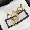 Pendientes con abalorio de perlas de abeja con estilo para mujer, tachuelas de diamantes de imitación, diseño de letras dobles