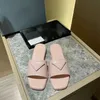 2021 Diseñadores Mujer Zapatillas Charol Tacones altos Triángulo invertido Logos Sandalias Chanclas de color puro Carta Diapositiva plana Zapatos de estilista